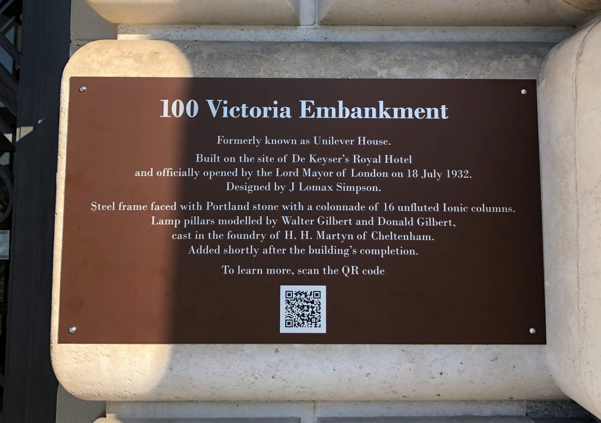 INFORMATION SIGN FOR ONE OF LONDON’S FAMOUS BUILDINGS