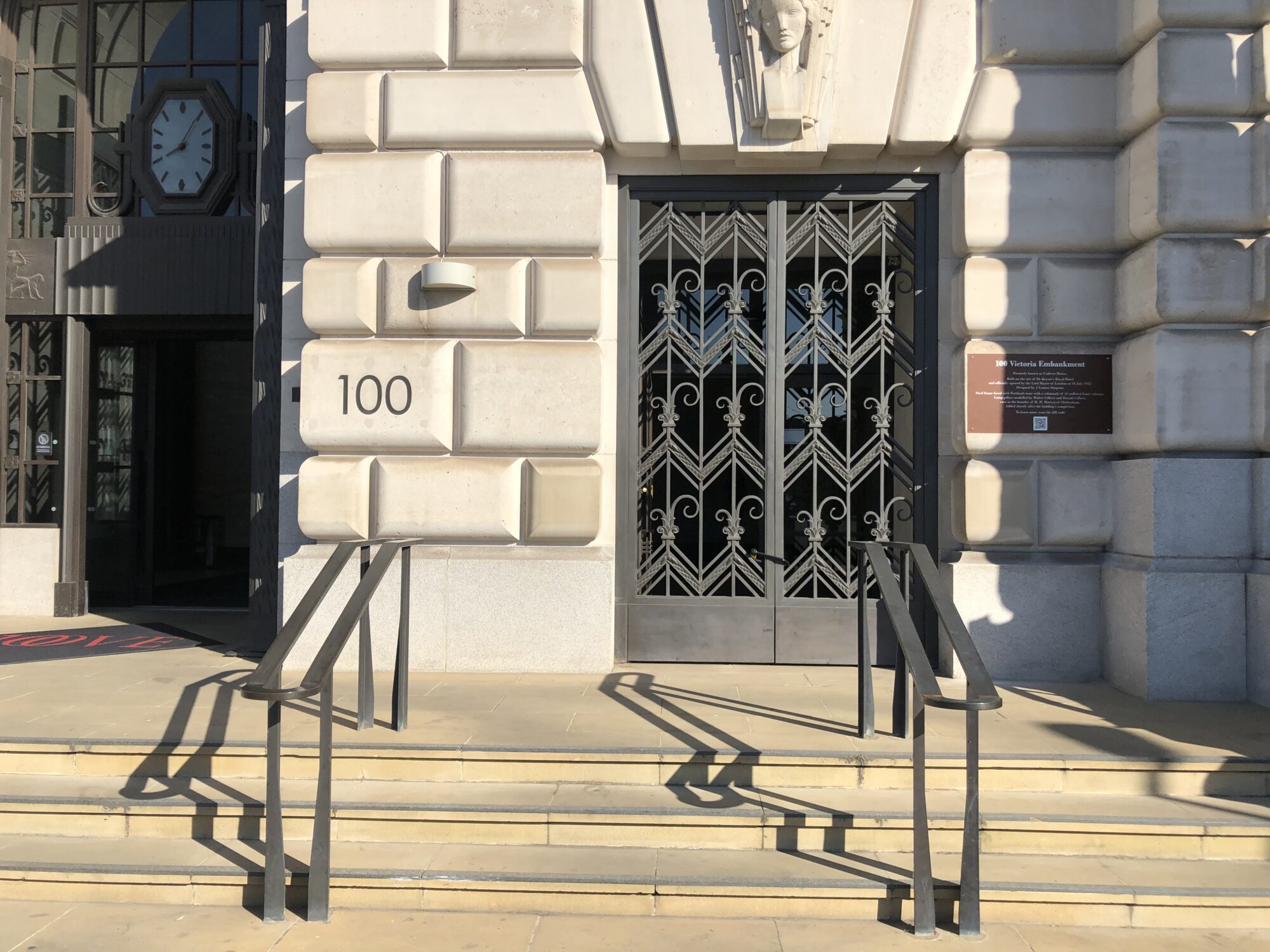 INFORMATION SIGN FOR ONE OF LONDON’S FAMOUS BUILDINGS